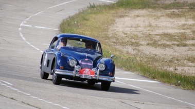 Raid Suisse-Paris 2012 - Jaguar XK150 bleu 3/4 avant droit