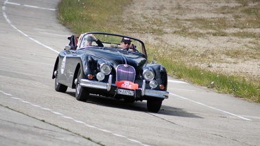 Raid Suisse-Paris 2012 - Jaguar XK150 Roadster noir 3/4 avant droit