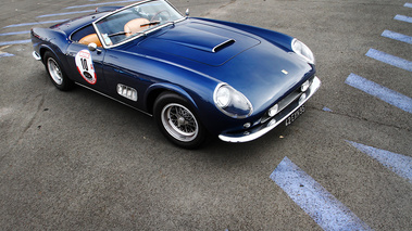 Rallye de Paris Classic 2012 - Ferrari 250 GT California Spider bleu 3/4 avant droit penché