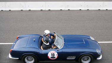 Rallye de Paris Classic 2012 - Ferrari 250 GT California Spider bleu profil vue de haut