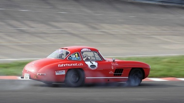 Rallye de Paris Classic 2012 - Mercedes 300 SL rouge 3/4 arrière droit filé