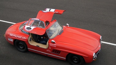 Rallye de Paris Classic 2012 - Mercedes 300 SL rouge 3/4 avant droit portes ouvertes vue de haut