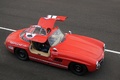 Rallye de Paris Classic 2012 - Mercedes 300 SL rouge 3/4 avant droit portes ouvertes vue de haut