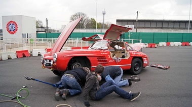 Rallye de Paris Classic 2012 - Mercedes 300 SL rouge 3/4 avant gauche