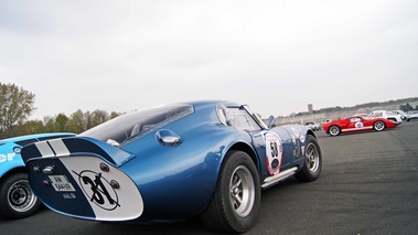 Rallye de Paris Classic 2012 - Shelby Cobra Daytona Coupe bleu 3/4 arrière droit penché