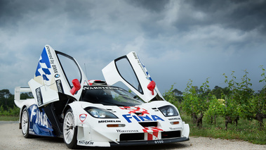 Rallye McLaren F1 2017 - F1 GTR Longtail Fina 3/4 avant droit portes ouvertes
