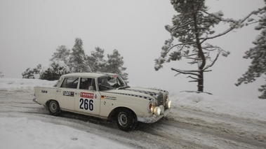 Mercedes 300 SEL,  blanc, action, 3-4 avd