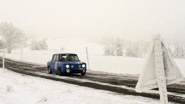 Renault 8 Gordini bleu, action, 3-4 avd