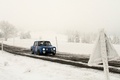 Renault 8 Gordini bleu, action, 3-4 avd