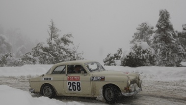 Volvo 121, blanc, action 3-4 avd