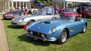 Ferrari 250 GT California Spider bleu 3/4 avant gauche