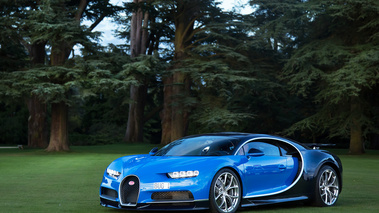 Salon Privé 2017 - Pirelli Prestige & Performance Competition - Bugatti Chiron bleu/bleu 3/4 avant gauche