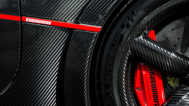 Salon Privé 2017 - Pirelli Prestige & Performance Competition - Koenigsegg Agera RS carbone logo aile avant