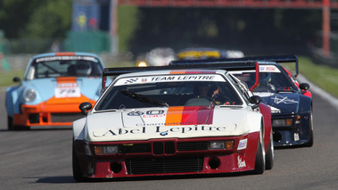 BMW M1, blanc+bordeau, action face