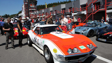 Chevrolet Corvette, rouge+ blanc, paddock