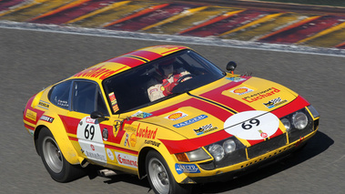 Ferrari 365 GTB4, jaune, action 3-4 avd