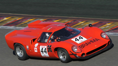 Lola T70, rouge, action, 3-4 avd