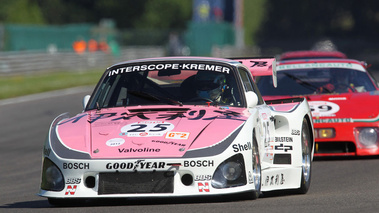 Porsche 935, blanc+rose, action face