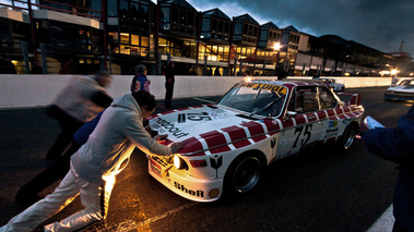 BMW 3.0 CSL, 3-4 avg, pit lane nuit