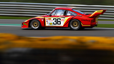 Porsche 935 rouge, action, filé gch