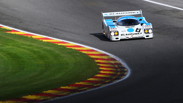 Spa Classic 2017 - Porsche 956 blanc/bleu 3/4 avant droit vue de haut