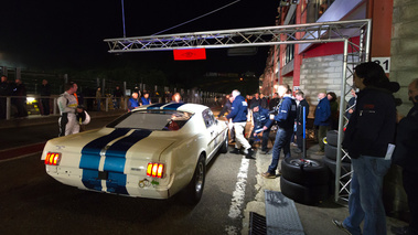 Ambiance nuit, Ford Mustang, blanc, 3-4 ard