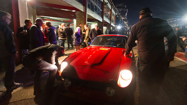 Ambiance pit lane nuit, Datsun 240Z