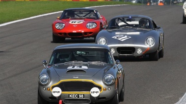 Aston Martin DB4, gris, action face +Cobra Daytona Coupe