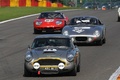 Aston Martin DB4, gris, action face +Cobra Daytona Coupe