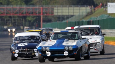 Cevrolet Corvette StingRay, blanc+bleu, action face, peloton