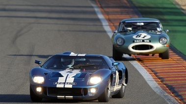 Ford GT40 bleu+ Jaguar E Type, action face