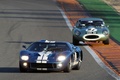 Ford GT40 bleu+ Jaguar E Type, action face