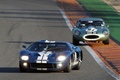 Ford GT40 bleu+ Jaguar E Type, action face