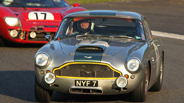 Aston Martin DB5, gris, action face