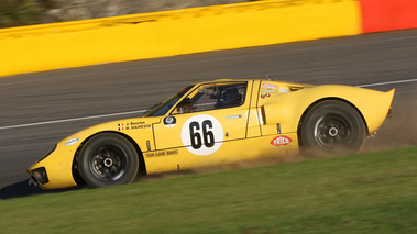 Ford GT40, jaune, action profil gch