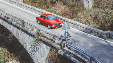 Targa Làrio 2017 - Alfa Romeo rouge 3/4 avant droit vue de haut