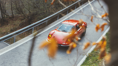 Targa Làrio 2017 - Ferrari 246 GT Dino rouge 3/4 avant gauche vue de haut