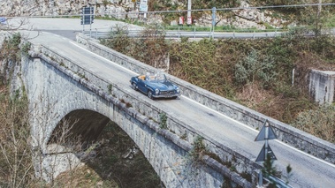 Targa Làrio 2017 - Mercedes 190 SL bleu 3/4 avant droit vue de haut