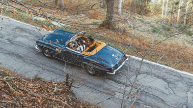 Targa Làrio 2017 - Mercedes 190 SL bleue 3/4 arrière gauche vue de haut