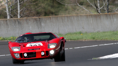 Tour Auto 2012 - Ford GT40 rouge face avant penché