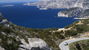 Tour Auto 2012 - Jaguar Type E blanc 3/4 avant gauche vue de haut