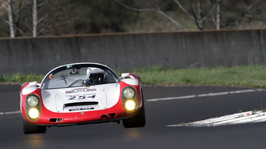 Tour Auto 2012 - Porsche 910 rouge/blanc face avant penché