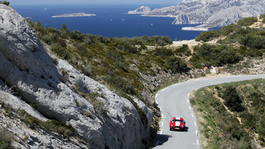 Tour Auto 2012 - Shelby Cobra 427 rouge/blanc face avant vue de haut