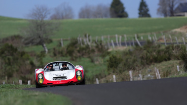 Tour Auto 2013 - Porsche 910 blanc/rouge face avant penché