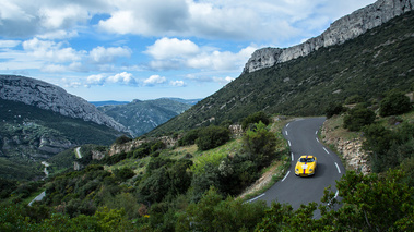 Tour Auto 2016 - Ferrari 275 GTB jaune face avant vue de haut