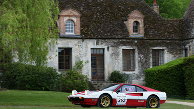 Tour Auto 2017 - Ferrari 308 Gr. IV rouge/blanc 3/4 avant gauche filé