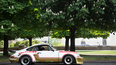 Tour Auto 2017 - Porsche 911 Carrera 3.0 RSR blanc/doré profil