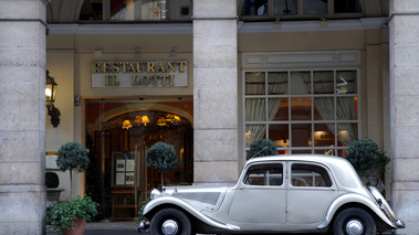 Traversée de Paris 2012 - Citroën Traction gris profil