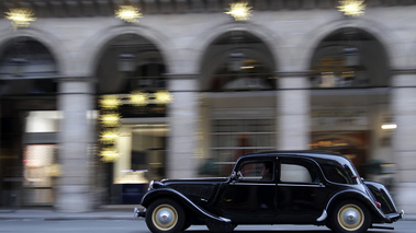 Traversée de Paris 2012 - Citroën Traction noir filé 2