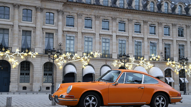 Traversée de Paris 2012 - Porsche 911 Carrera orange 3/4 avant gauche